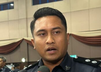 MOHD. TARMIZI merupakan antara anggota polis menerima sijil penghargaan dan anugerah kerana tindakan berani dan nilai budi pekerti tinggi di Pusat Latihan Polis Kuala Lumpur (Pulapol), hari ini.