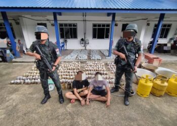 DUA lelaki ditahan PGA selepas menyerbu sebuah ‘makmal’ memproses air ketum di Kampung Belukar, Pasir Mas, Kelantan-IHSAN PGA.