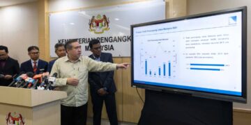 ANTHONY Loke ketika sidang akhbar di Kementerian Pengangkutan, Putrajaya. - UTUSAN/FAISOL MUSTAFA