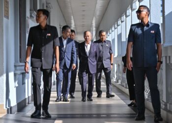 Bekas Perdana Menteri, Tan Seri Muhyiddin Yassin ketika hadir di Mahkamah Kuala Lumpur di sini hari ini. UTUSAN/SYAKIR RADIN