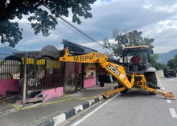 ANTARA struktur binaan tanpa kebenaran yang dikendalikan warga asing di kawasan Barat Daya, Pulau Pinang yang dirobohkan oleh MBPP dalam operasi bersepadu, semalam.