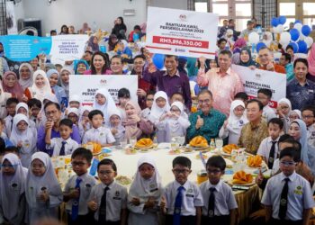 DZULKEFLY Ahmad bergambar bersama pelajar selepas majlis penyerahan kaca mata bagi program pemeriksaan refraksi dan penajaan pembetulan ketajaman penglihatan di Sekolah Kebangsaan Putrajaya Presint 9 (2). - UTUSAN/FAISOL MUSTAFA