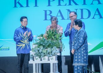 MOHAMAD Sabu ketika Simbolik Penyerahan Kit Pertanian Bandar pada Majlis Amanat Tahun Baharu 2025 KPKM di Wisma Tani Putrajaya. - UTUSAN/FAIZ ALIF ZUBIR