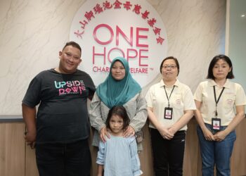 AZRA Azzahra (depan, kiri) bersama ibu bapanya ketika hadir ke pejabat One Hope Charity and Welfare di Bukit Mertajam, Pulau Pinang bagi memohon bantuan dana.