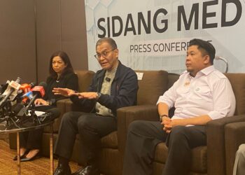 Menteri Kesihatan, Datuk Seri Dr. Dzulkefly Ahmad bersama Timbalannya, Datuk Lukanisman Awang Sauni ketika sidang media khas di Hotel Double Tree by Hilton, di sini.