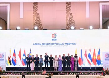 KETUA Setiausaha Kementerian Luar, Datuk Seri Amran Mohamed Zin (tengah) bersama pegawai-pegawai kanan negara ASEAN sempena Pemukiman Menteri Luar ASEAN di Langkawi International Convention Centre. - UTUSAN/ SHAHIR NOORDIN