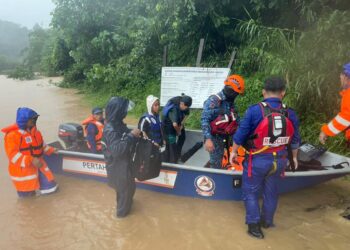 MANGSA terjejas banjir dipindahkan oleh anggota Angkatan Pertahanan Awam (APM) di Pitas