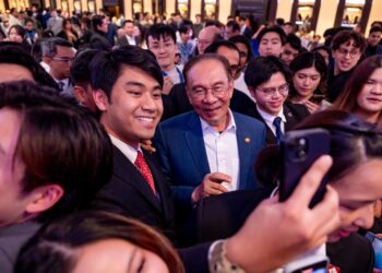 ANWAR ketika ditemui di Majlis Makan Malam dan Ramah Mesra bersama lebih 700 diaspora Malaysia, di London, United Kingdom (UK).