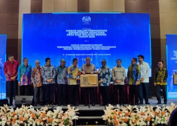 AHMAD Zahid Hamidi (tengah) ketika hadir pada Majlis Makan Malam Pemukiman KKDW 2025 di Teluk Bahang, Balik Pulau, Pulau Pinang malam ini.-UTUSAN/IQBAL HAMDAN