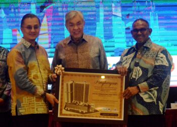 AHMAD Zahid Hamidi (tengah) bersama Timbalan Ketua Menteri I Pulau Pinang, Datuk Dr. Mohamad Abdul Hamid (kiri) dan Pengerusi Lembaga Kemajuan Wilayah Pulau Pinang (Perda), Datuk Dr. Ir. Shaik Hussein Mydin pada Majlis Makan Malam Pemukiman KKDW di Teluk Bahang, Balik Pulau, Pulau Pinang malam ini.-UTUSAN/IQBAL HAMDAN