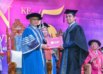 MOHD. NA'IM Mokhtar menyampaikan anugerah pelajar cemerlang kepada Dr. Wan Ahmad Fawwas Wan Fuad pada Majlis Konvokesyen Kolej Universiti Antarabangsa MAIWP (UCMI) di Pusat Dagangan Dunia (WTC), Kuala Lumpur, hari ini. - UTUSAN/ISKANDAR ISHAK