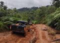 KEADAAN jalan tanah menuju ke Pos Balar dan Pos Belatim, Gua Musang yang rosak akibat cuaca hujan sejak seminggu lalu.UTUSAN/IHSAN PENDUDUK ORANG ASLI.