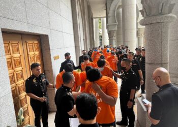 EMPAT lagi individu ditahan reman Suruhanjaya Pencegahan Rasuah Malaysia (SPRM) melibatkan dua pegawai serta dua bekas pegawai institusi perbankan di mahkamah Majistret Putrajaya.