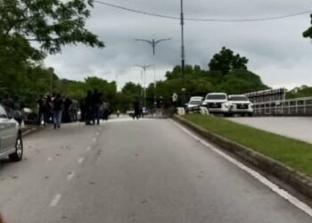 Polis melepaskan tembakan terhadap tiga penjenayah yang dipercayai bergiat aktif dalam kegiatan samun dan mencuri kenderaan jenis pacuan empat roda (4x4) dalam Op Lejang di Kota Emerald, Rawang. 