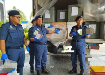 WAN Jamal Abdul Salam Wan Long (kanan) bersama pegawai menunjukkan rokok yang dirampas semasa sidang media di Pengkalan Kubor, Tumpat, Kelantan hari ini-UTUSAN/YATIMIN ABDULLAH