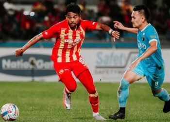 PEMAIN Selangor FC, Mukhairi Ajmal (kiri) cuba melepasi kawalan pemain Penang FC, Khairu Azrin Khazali pada aksi pertama saingan separuh akhir Piala Cabaran di Stadium Bandaraya, Pulau Pinang malam ini.-GAMBAR/FACEBOOK SELANGOR FC