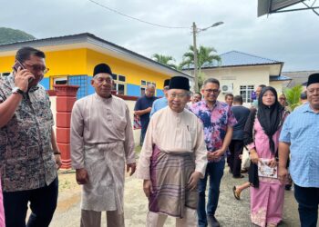 TENGKU Razaleigh Hamzah (tiga kiri) semasa menghadiri majlis perkahwinan yang diadakan di Kampung Batu Papan, Gua Musang, Kelantan hari ini.UTUSAN/AIMUNI TUAN LAH