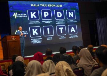 ARMIZAN Mohd Ali ketika berucap pada Majlis Perutusan Tuju KPDN 2025 di Putrajaya. - UTUSAN/FAISOL MUSTAFA