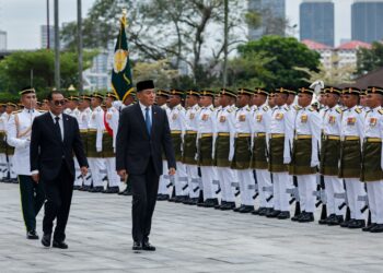 Menteri Pertahanan, Datuk Seri Khaled Nordin mengiringi Menteri Pertahanan Republik Indonesia, Sjafrie Sjamsoeddin ketika memeriksa Kawalan Kehormatan Utama (KKU), pada Majlis Lawatan Kerja Kementerian Pertahanan Republik Indonesia ke Kementerian Pertahanan Malaysia, di Wisma Pertahanan, di sini hari ini. - UTUSAN/SHIDDIEQIIN ZON