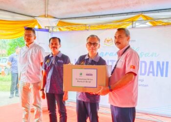 FAHMI Fadzil (tiga kiri) menyerahkan sumbangan bantuan banjir kepada Komuniti Madani yang terjejas di Kampung Baru Nelayan, Tumpat, Kelantan hari ini-UTUSAN/YATIMIN ABDULLAH.