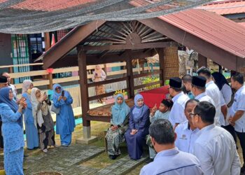 FADHLINA Sidek (duduk, tengah) melakukan lawatan kerja rasmi ke SK Danglau di Sik.