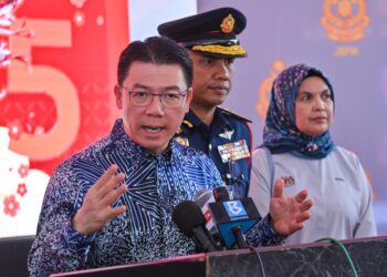 Menteri Perumahan dan Kerajaan Tempatan, Nga Kor Ming ketika sesi sidang media pada Majlis Perasmian Pelancaran Program Kesiapsiagaan Musim Perayaan Sempena Tahun Baru Cina 2025 Jabatan Bomba dan Penyelamat Malaysia - Ops Siaga Raya di Plaza Petronas, Suria KLCC di sini hari ini. UTUSAN/SYAKIR RADIN