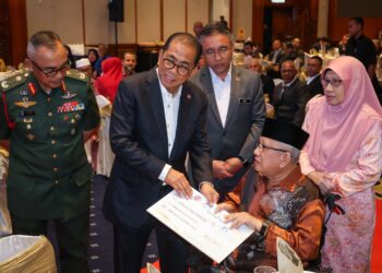 ADLY (dua kanan) bersama  Mohamed Khaled dalam satu majlis hari ini.