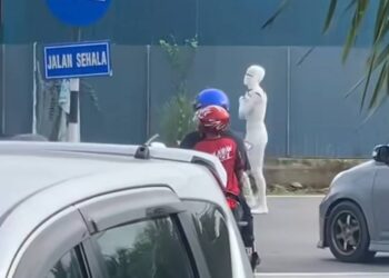 TANGKAP layar video tular di media sosial yang memaparkan seorang lelaki berpakaian mumia
Di Jalan Panchang Bedena ke pekan Sungai Besar, Selangor.