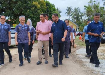 FAHMI Fadzil (dua kiri) semasa menghadiri Program Ihsan Komuniti Madani di Kampung Baru Nelayan, Tumpat, Kelantan hari ini-UTUSAN/YATIMIN ABDULLAH.