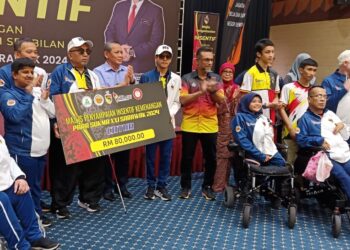 AMINUDDIN Harun (tengah) meraikan pemain catur pada Majlis Penyampaian Insentif Hadiah Kemenangan Atlet dan Pegawai Kontinjen Negeri Sembilan bagi Kejohanan Para Sukma ke-21 2024 di Seremban hari ini.-UTUSAN/NAZARUDIN SHAHARI.