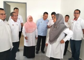 AIMAN Athirah Sabu (kanan) bersama Pengerusi Jawatankuasa Kerajaan Tempatan, Perumahan, Kesihatan dan Alam Sekitar negeri, Hilmi Abdullah semasa turun padang melawat projek  PPR Gual Ipoh, Tanah Merah, Kelantan.-UTUSAN/ROHANA ISMAIL.