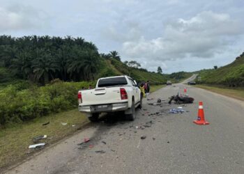 KEADAAN lokasi kemalangan maut melibatkan seorang pekerja ladang di Jalan Felda Aring 5, Gua Musang, Kelantan.-IHSAN POLIS.