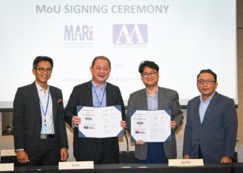 PRESIDEN MAA, Mohd Shamsor Mohd Zain (dia kiri) bersama Ketua Pegawai Eksekutif MARii, Azrul Reza Aziz (dua kanan) ketika menandatangani Memorandum Persefahaman (MoU) antara Robotik Automotif Malaysia dan Institut IoT (MARii) dan Persatuan Automotif Malaysia (MAA) di Bangsar South, Semalam. - UTUSAN/SADDAM YUSOF