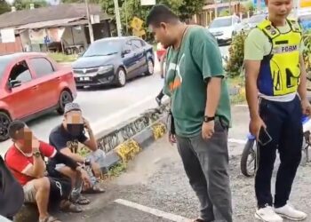 TANGKAP layar daripada rakaman yang tular menunjukkan dua rakan yang ditangkap pekerja kedai serbaneka terbabit.