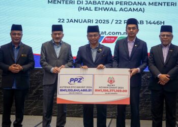 MOHD. Nai'im Mokhtar menunjukkan prestasi kutipan dan agihan zakat 2024 di Wilayah Persekutuan di Putrajaya.- UTUSAN/FAISOL MUSTAFA