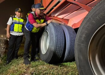 ZULKIFLY Ismail (kanan) memeriksa kenderaan yang disyaki melakukan pengubahsuaian dalam Op Tahun Baharu Cina di Plaza Tol Juru, Bukit Mertajam, Pulau Pinang malam tadi.-UTUSAN/SITI NUR MAS ERAH AMRAN