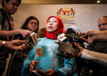 MENTERI 
Pembangunan Wanita, Keluarga dan Masyarakat, Datuk Seri Nancy Shukri bercakap dalam sidang akhbar selepas Sesi Bicara Eksekutif ‘Cabaran Menuju ke Puncak Kepimpinan’ di Hotel Pullman di sini, hari ini. Gambar; MUHAMAD IQBAL ROSLI