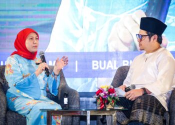 MENTERI Pembangunan Wanita, Keluarga dan Masyarakat, Datuk Seri Nancy Shukri (kiri) bercakap pada Sesi Bicara Eksekutif ‘Cabaran Menuju ke Puncak Kepimpinan’ di Hotel Pullman di sini, hari ini. Gambar; MUHAMAD IQBAL ROSLI