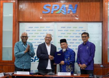 CHARLES Anthony Santiago (kiri) menyaksikan Syed Mohamed Adnan Mansor (dua kiri) bersama Mohmad Asari Daud (dua kanan) selepas menandatangani dokumen MoU pada Majlis Pemeteraian Pelan Tindakan antara SPAN dengan SAP di Ibu Pejabat SPAN, Cyberjaya. - UTUSAN/FAISOL MUSTAFA