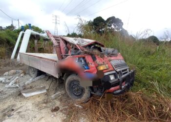 KEADAAN lori terbabas dan terjunam ke dalam gaung setelah mengelak sebuah lori jenis lain di Jalan Sungai Rengit – Kota Tinggi Johor.