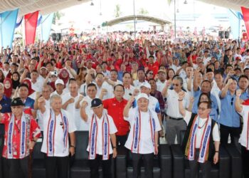 HAJIJI Noor (tiga kanan) bersama pemimpin kanan GRS semasa program Jelajah Sayangi Sabah zon enam di Keningau, hari ini