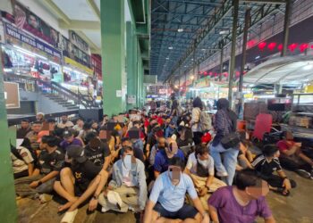 PENDATANG asing tanpa izin (PATI) yang ditahan di sekitar Jalan Alor, Bukit Bintang, pada Rabu.