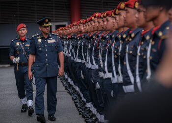 NOR Hisham Mohammad memeriksa perbarisan kehormat pada Majlis Perhimpunan Bulanan Jabatan Bomba di Ibu Pejabat JBPM Putrajaya. - UTUSAN/FAIZ ALIF ZUBIR