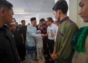 ANWAR Ibrahim beramah mesra dengan mahasiswa selepas hadir menunaikan solat Jumaat di Pusat Islam UiTM Dengkil. - UTUSAN/FAISOL MUSTAFA