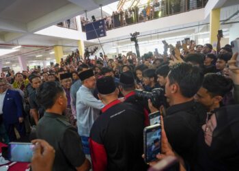 ANWAR Ibrahim bersalaman dengan pelajar sebaik selesai menunaikan solat Jumaat di Universiti Teknologi Mara (UiTM) Dengkil di Pusat Islam UiTM Dengkil. - UTUSAN/FAISOL MUSTAFA