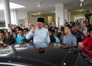 ANWAR Ibrahim menyantuni mahasiswa selepas hadir menunaikan solat jumaat di Pusat Islam UiTM Dengkil, Putrajaya. - UTUSAN/FAISOL MUSTAFA