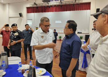 SAIFUDDIN Nasution Ismail (kiri) bersama Ahli Parlimen Jeli Zahari Kechik semasa merasmikan  Majlis Penyerahan Projek Membina Bangunan Baharu Ibu Pejabat Polis Daerah (IPD) Jeli, Kelantan hari ini-UTUSAN/YATIMIN ABDULLAH.