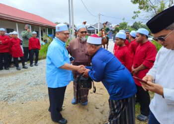 MOHD. Amar Nik Abdullah (kiri) beramah mesra dengan tetamu yang hadir ke perhimpunan Keturunan Tuan Lembut di Pekarangan Masjid Al-Hidayah, Kg Berhala Lima, Limbat, Kota Bharu, Kelantan-UTUSAN/YATIMIN ABDULLAH.