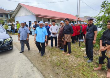 MOHD. Amar Nik Abdullah (dua kiri) semasa menghadiri perhimpunan Keturunan Tuan Lembut di Pekarangan Masjid Al-Hidayah, Kg Berhala Lima, Limbat, Kota Bharu, Kelantan hari ini-UTUSAN/YATIMIN ABDULLAH