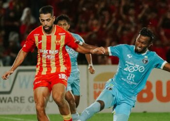 PENYERANG Selangor FC, Ali Olwan (kiri) cuba melepasi kawalan dua pemain Penang FC ketika aksi Liga Super di Stadium Bandaraya, Pulau Pinang malam ini.-GAMBAR/FACEBOOK SELANGOR FC